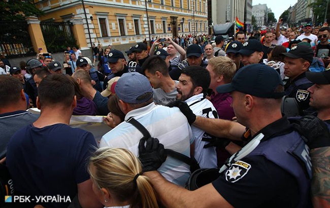 У Києві біля Національної опери активісти протестують проти Маршу рівності